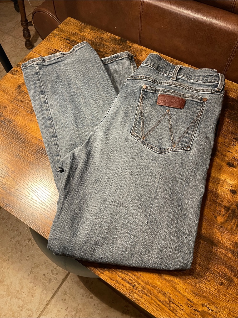 Wrangler Retro Men's Light Blue Straight-Leg Jeans - Classic Casual Denim